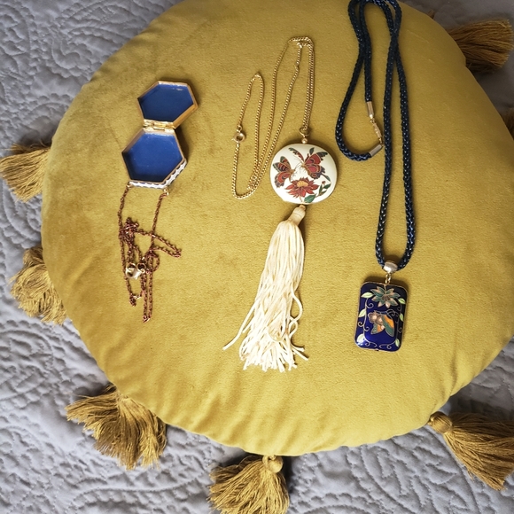 Vintage preowned cloisonné pendant. - Picture 2 of 8